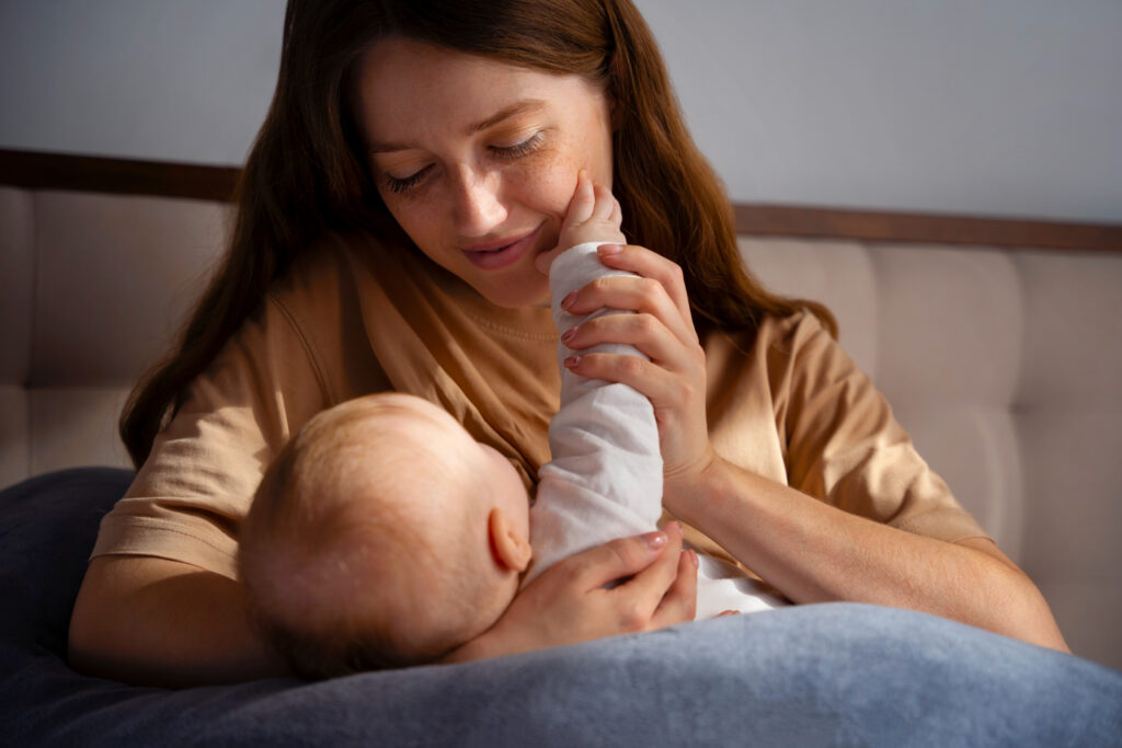bebe acaricia a su madre