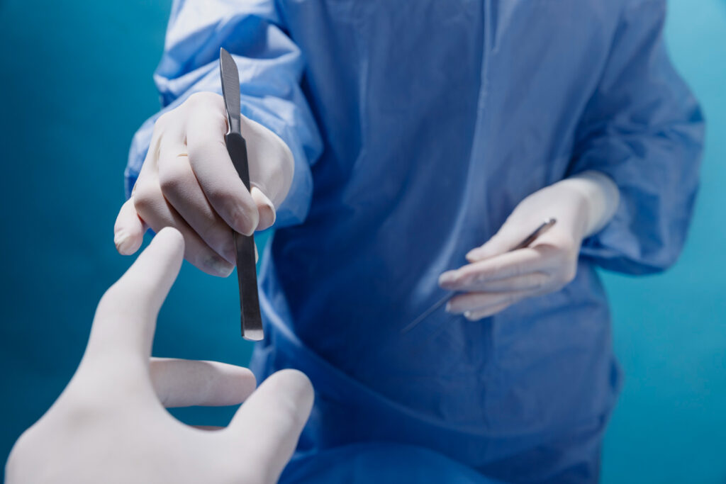 doctor recibiendo bisturí medico operación