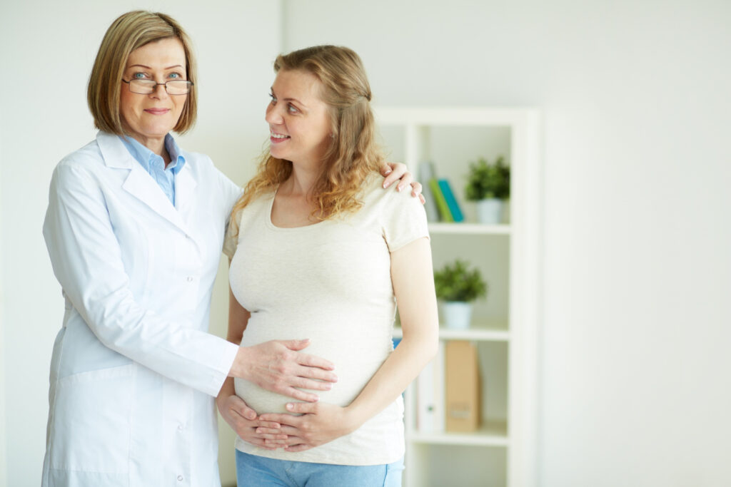 doctora tocando barriga a embarazada