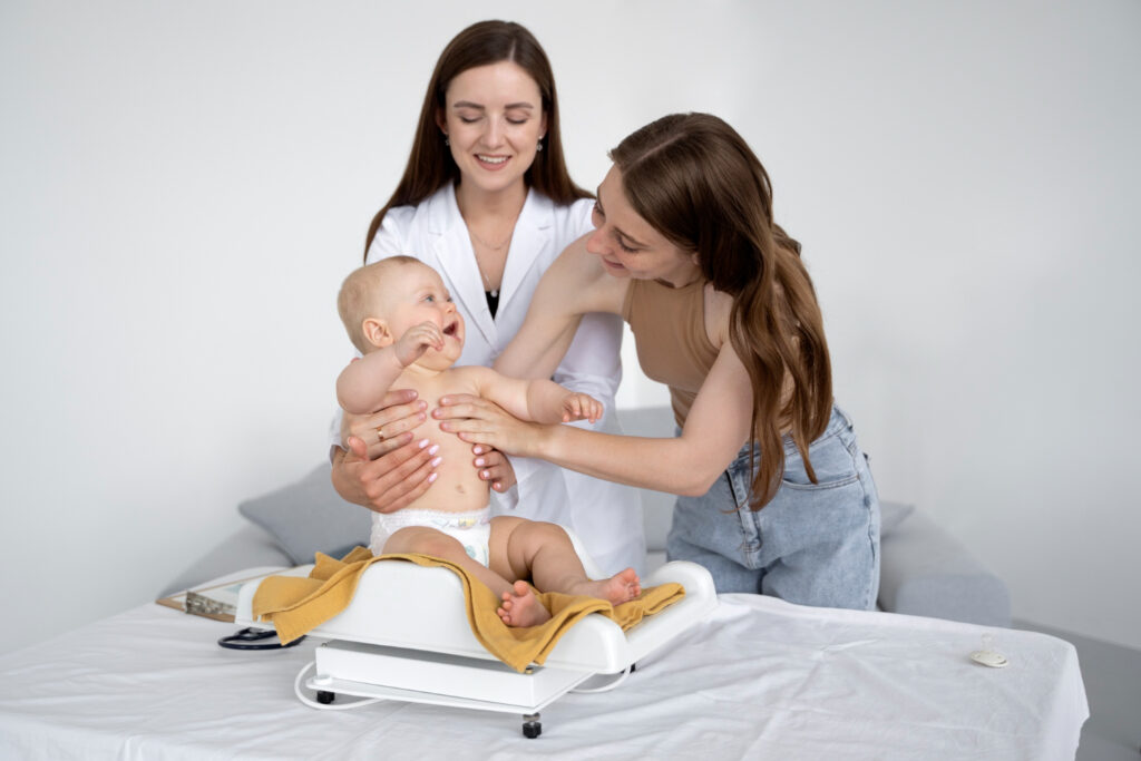 mama acude al medico con su bebe