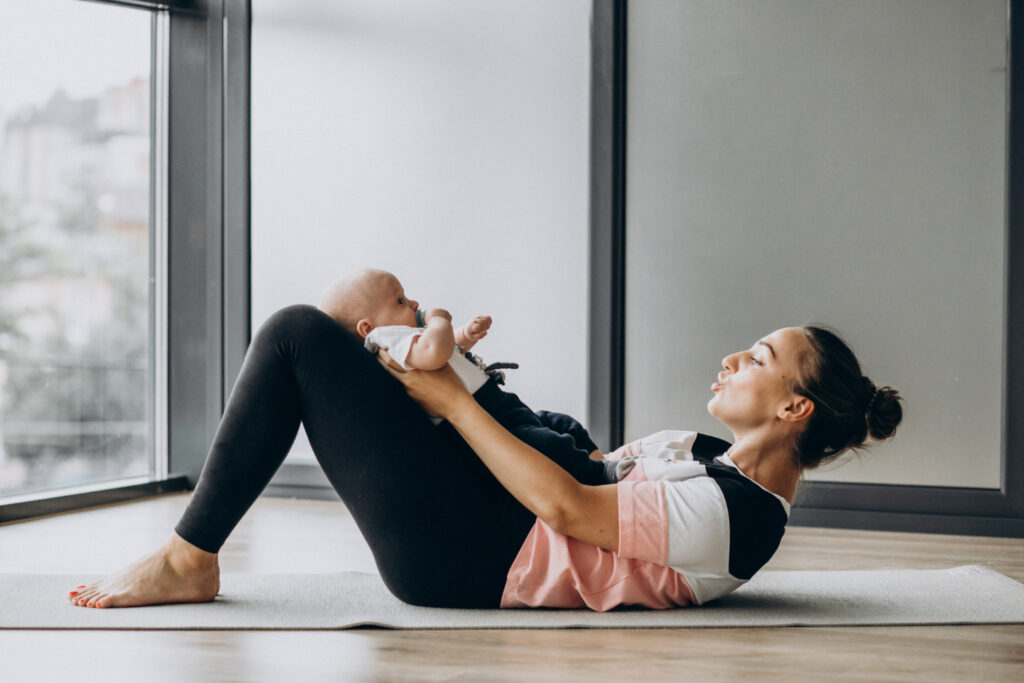 mujer con bebe practicando yoga