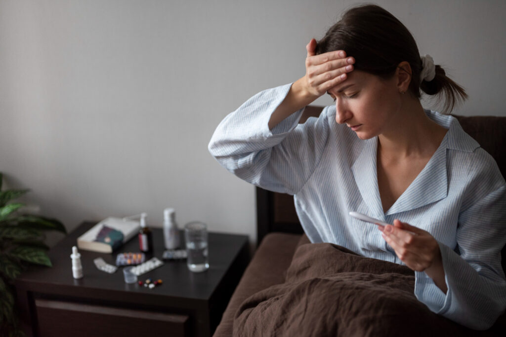 mujer lactante con fiebre y dolor de cabeza