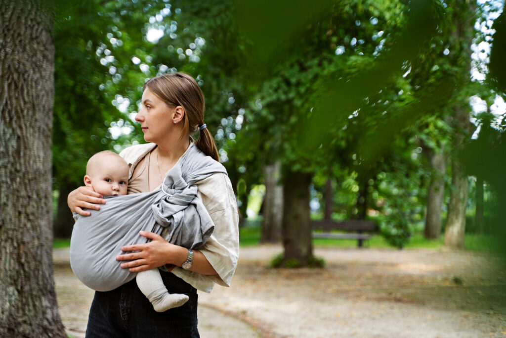 mujer puerperio disfrutando de bebe y aire libre