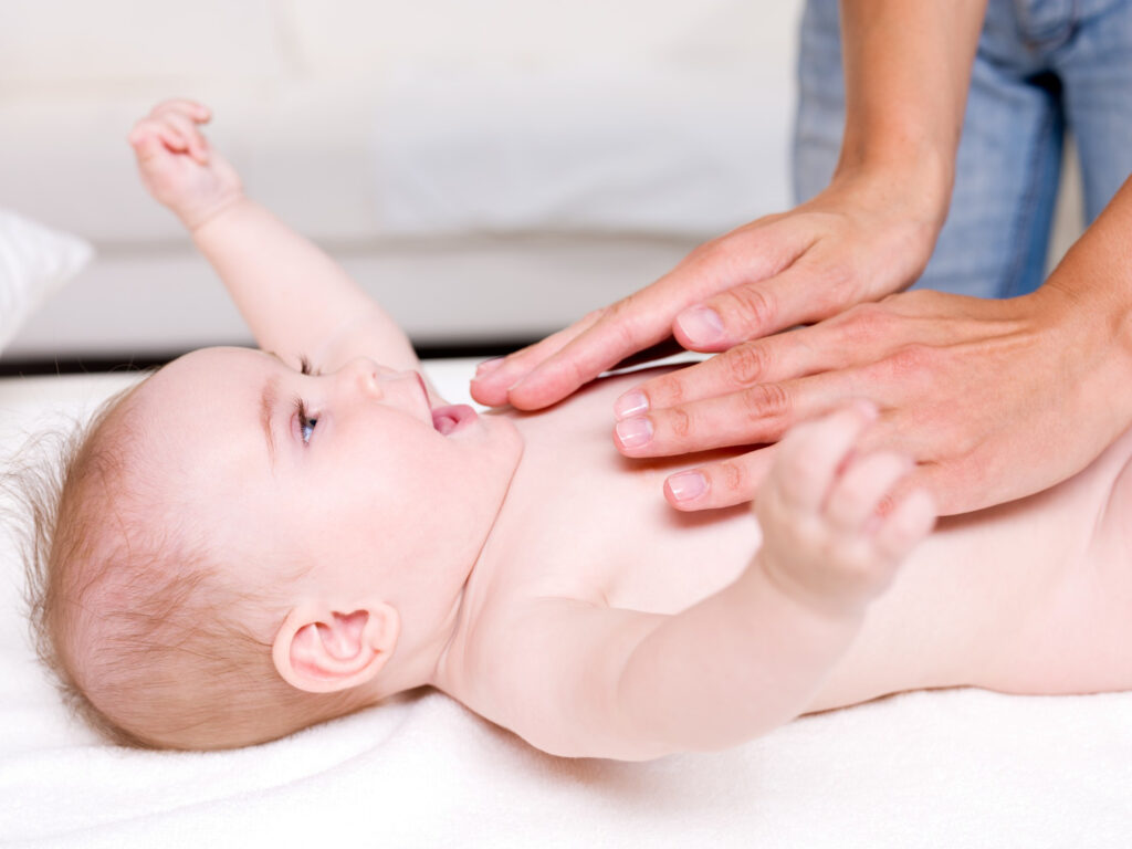 neonatólogo medico con bebe recién nacido