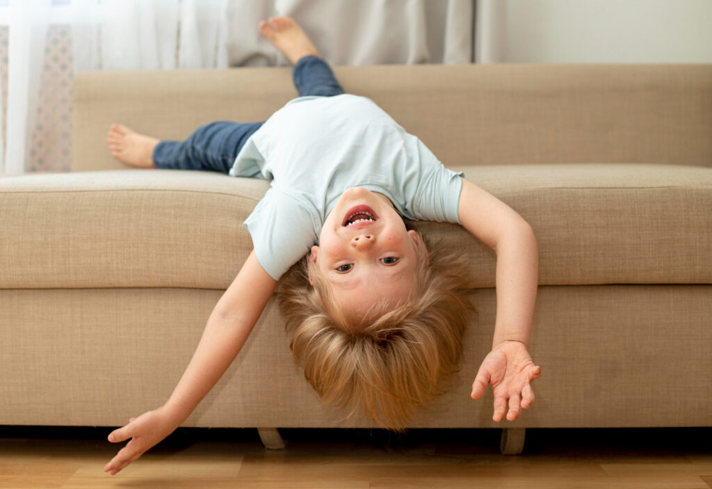 nino jugando en sofa