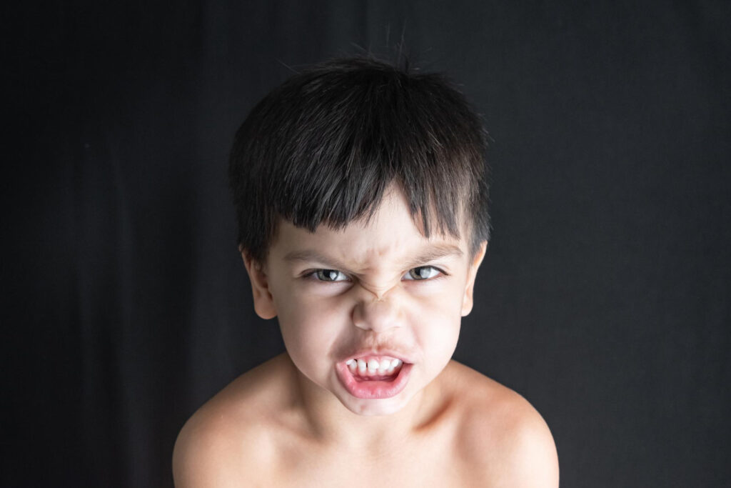 niño rabioso ensenando los dientes