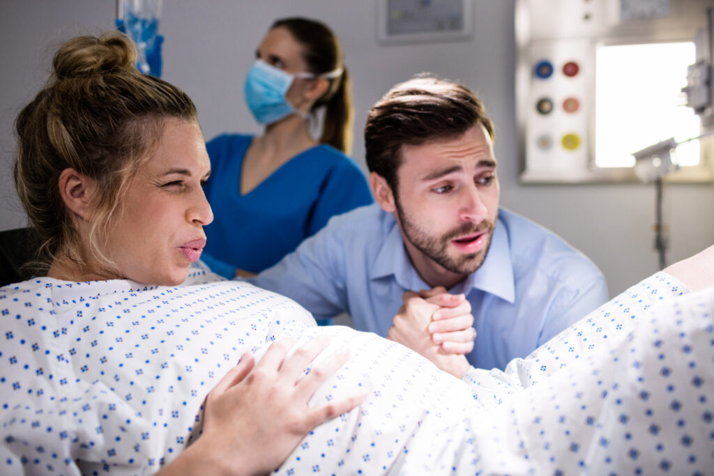 parto en hospital pareja dando a luz