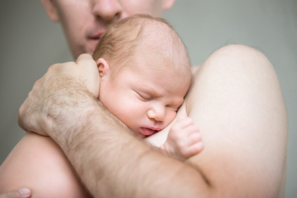 piel con piel bebe padre