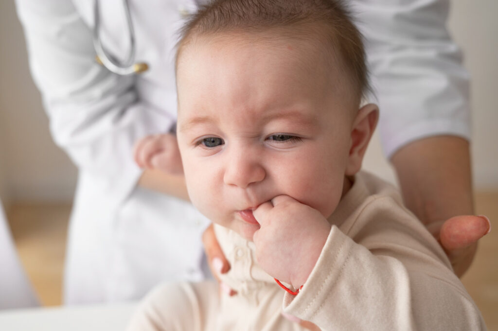 bebé con dolor en la boca por salida dientes