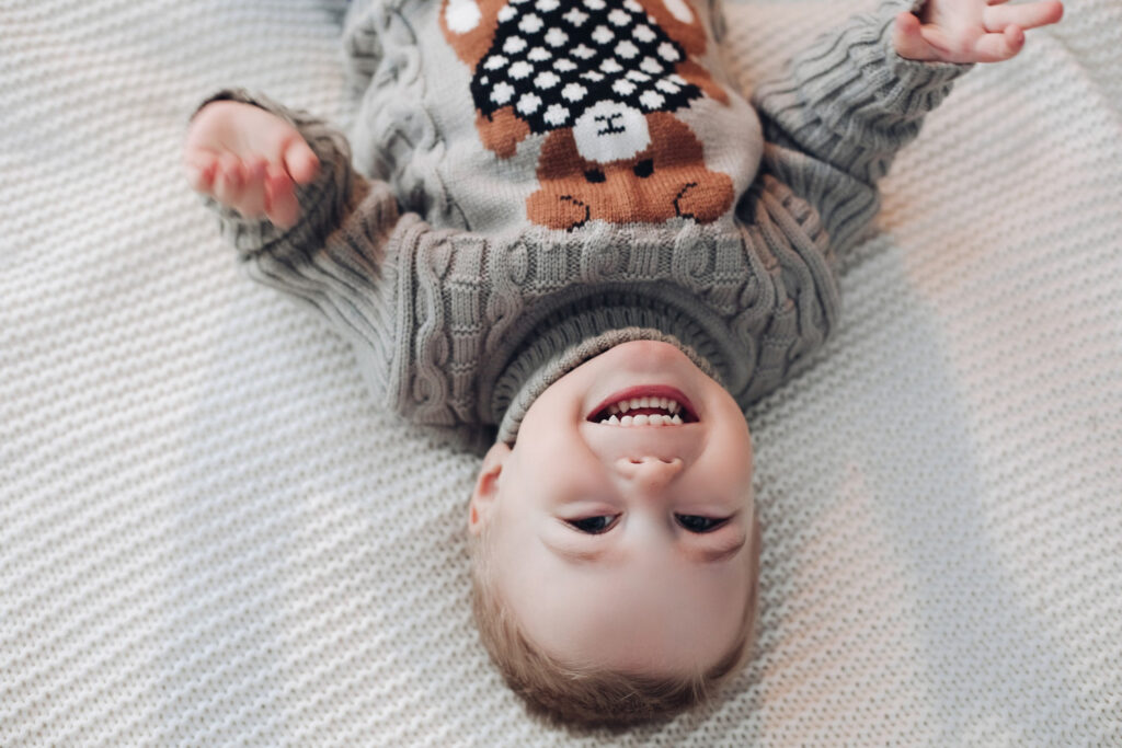niño ensenando dientes de leche