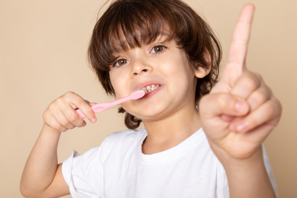 niño limpiándose los dientes correctamente